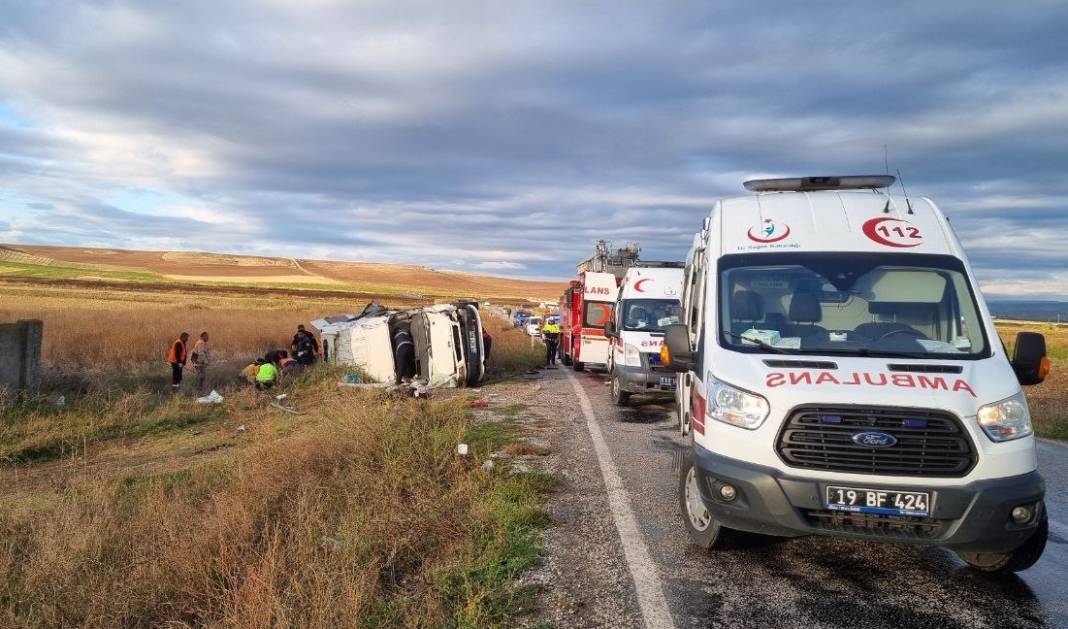 Çorum'da tarım işçilerini taşıyan minibüsle zift yüklü tanker çarpıştı: 1 ölü 18 yaralı 19